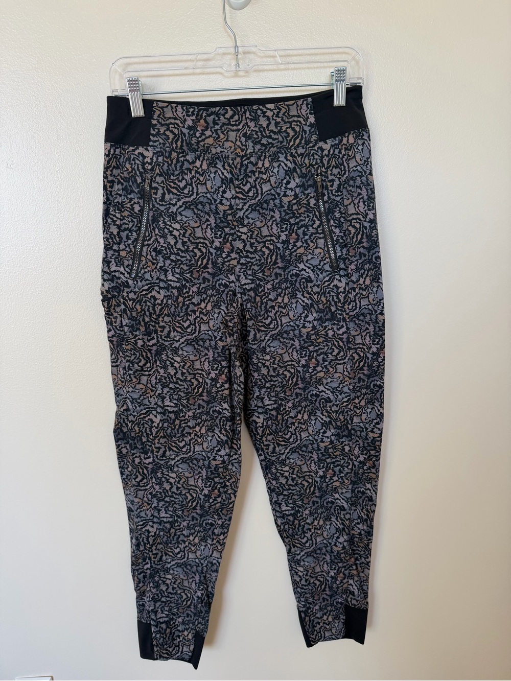 ATHLETA Trekkie North Tapered Joggers Pants Kinetic Abstract Print